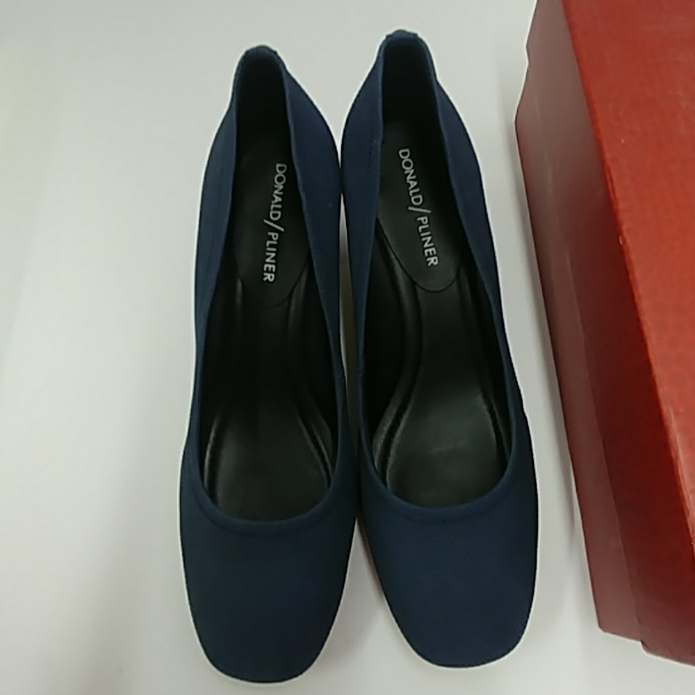 Donald J Pliner Corin Navy Pump Size 6.5 M